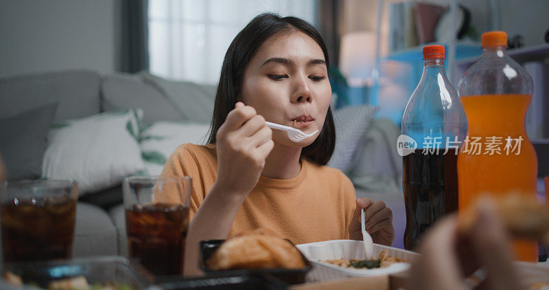 一群年轻女子在家里聚会时享用美食