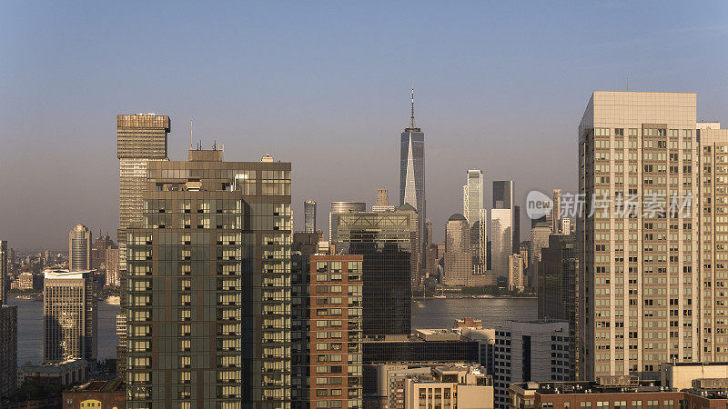 泽西市中心的全景哈德逊河和曼哈顿下城的背景。