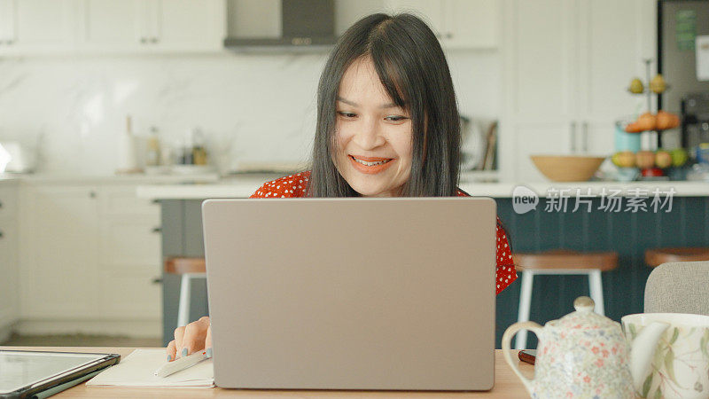 成熟的成年亚洲女性混合在家工作，视频通话的概念