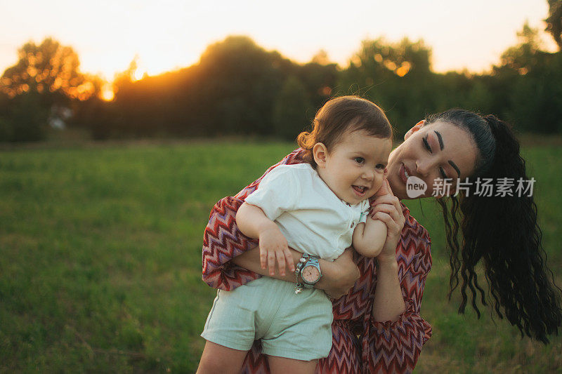 妈妈和她的孩子玩耍