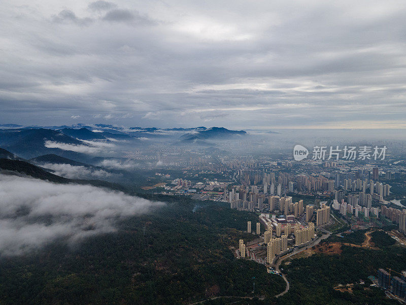 云雾笼罩的城市鸟瞰图