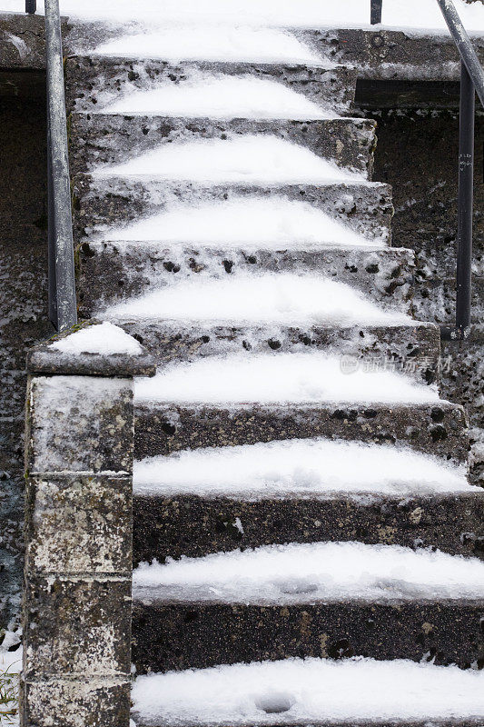 被雪覆盖的旧混凝土楼梯