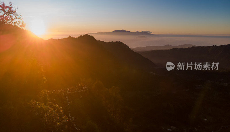 布罗莫山日出的航拍图像