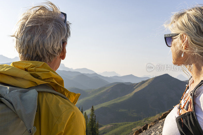 一对徒步旅行的老年夫妇探索山坡