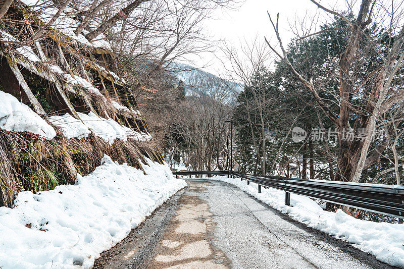 冬天通往白川乡山的路