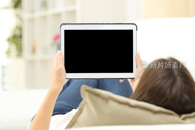 女人在使用平板电脑和显示屏幕