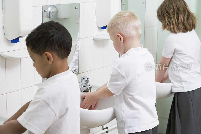 孩子们在小学的厕所里洗手