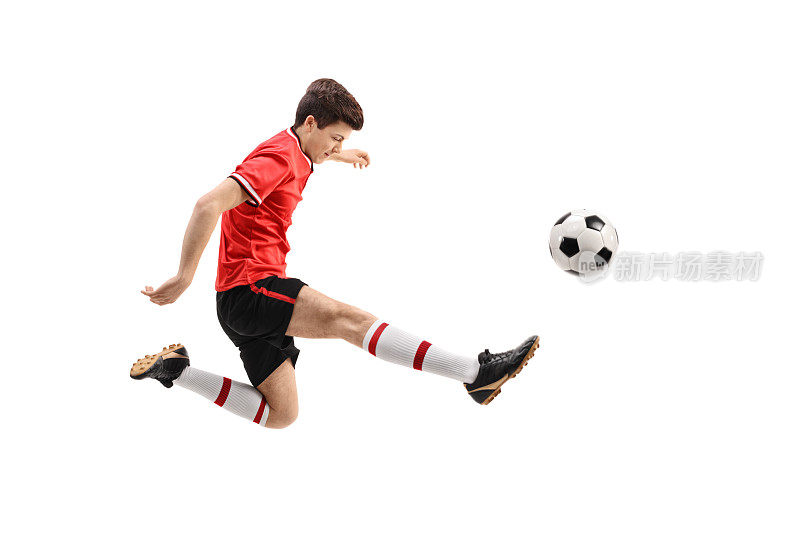 踢足球的少年足球运动员