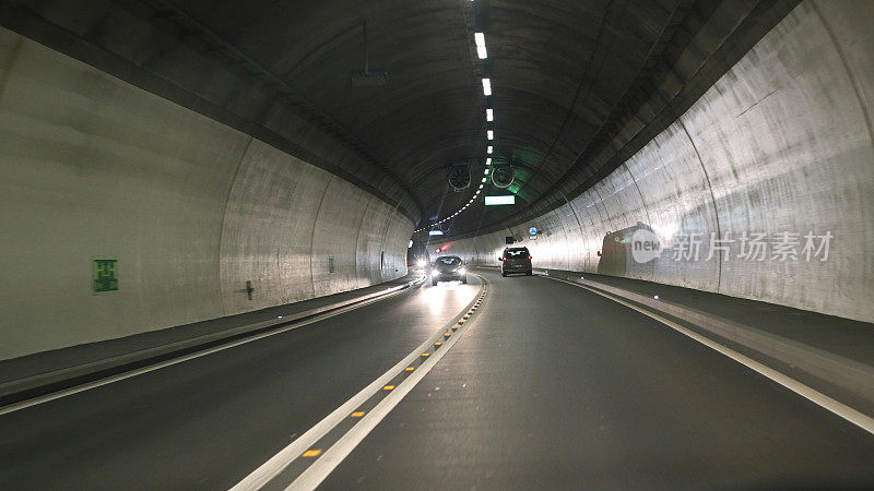 有汽车的公路隧道