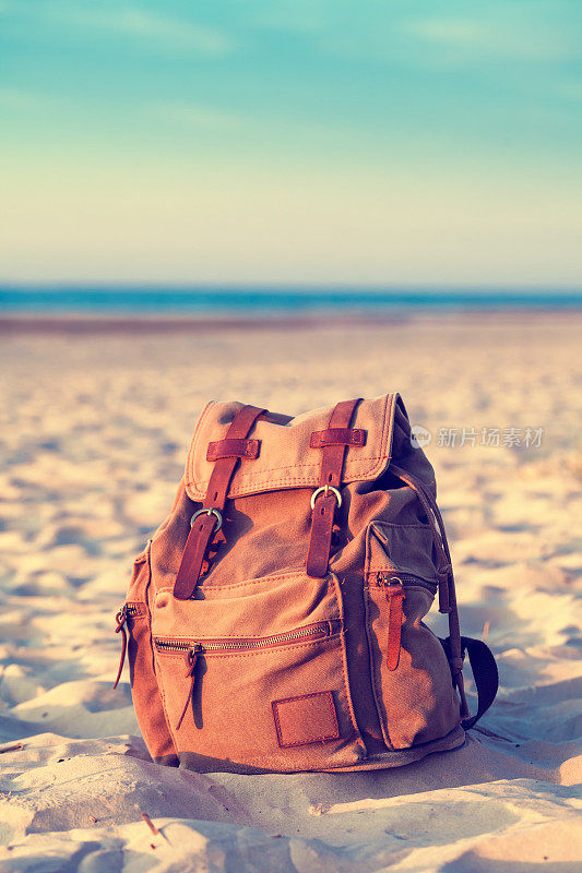 夏日海滩旅行背包。