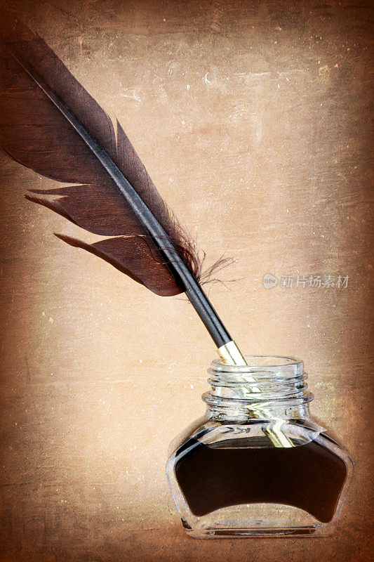 羽毛笔在玻璃墨水瓶