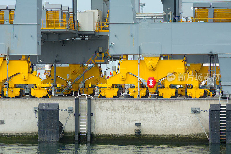 荷兰鹿特丹港Maasvlakte2上的起重机车轮