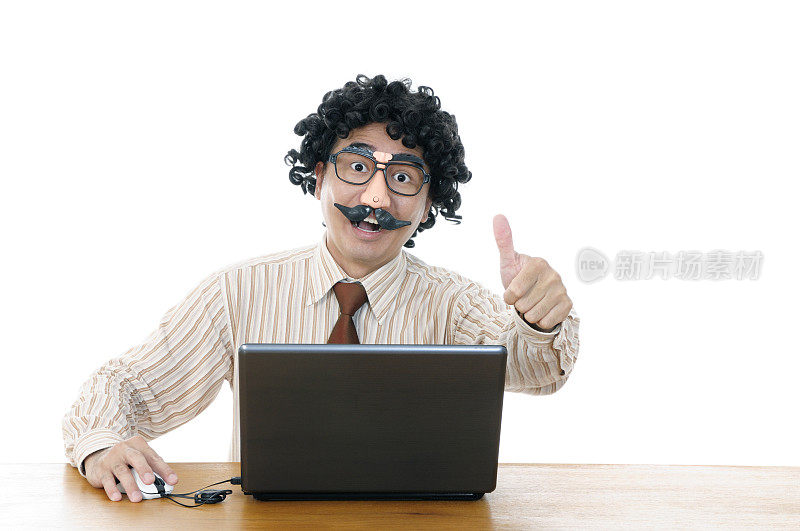 快乐的怪人用笔记本电脑竖起大拇指