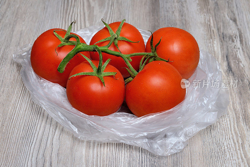 超市的塑料袋里装着西红柿