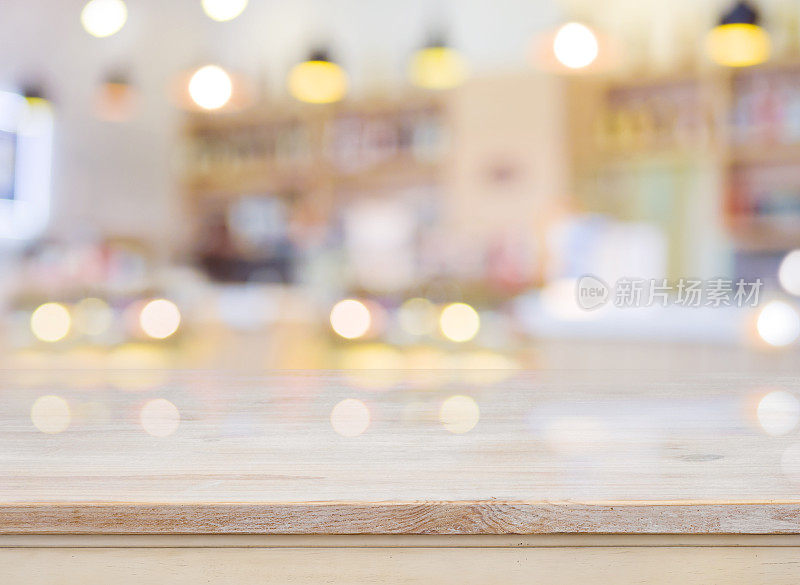 模糊的图像，咖啡室内与木桌在前面