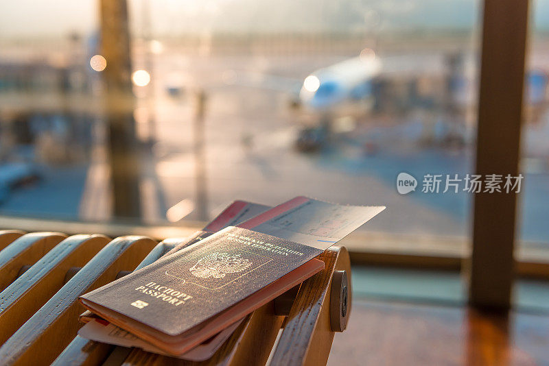 护照和机票的背景是一架飞机