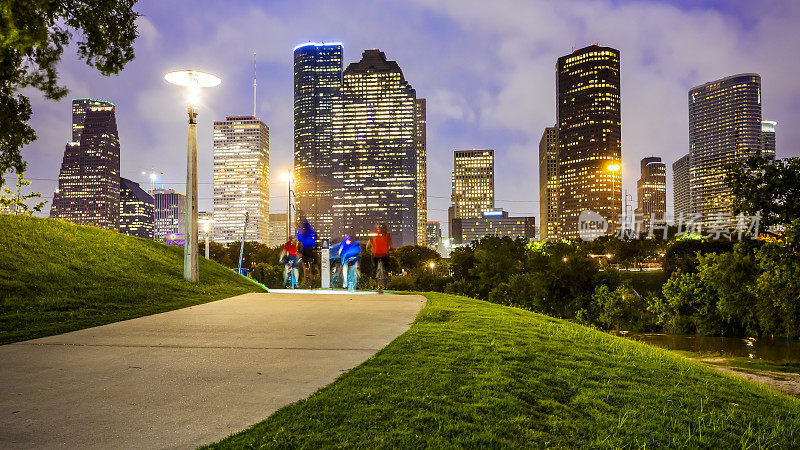 休斯顿城市夜景和公园里的人们