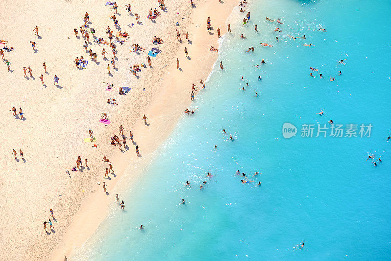游客在纳瓦吉奥扎金索斯的沙滩上。人