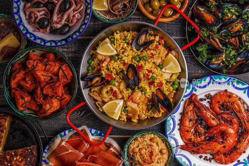 典型的西班牙小吃概念，俯视图。