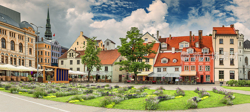 拉脱维亚老里加中央广场和中世纪建筑全景