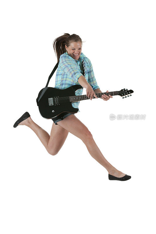 拿着吉他跑步的女人
