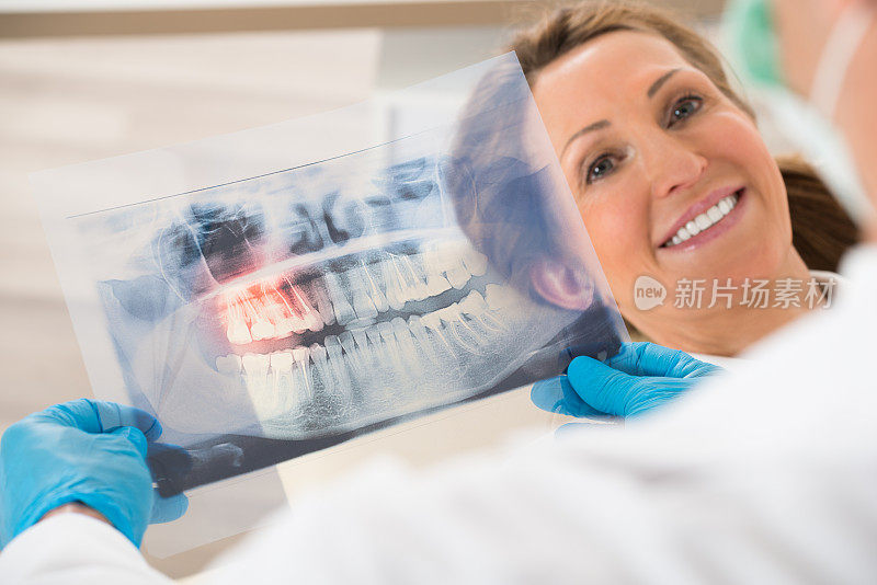 牙医在女人面前用x光检查牙齿