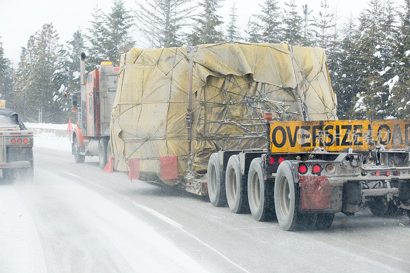 冰冻高速公路上的超大型载重半卡车