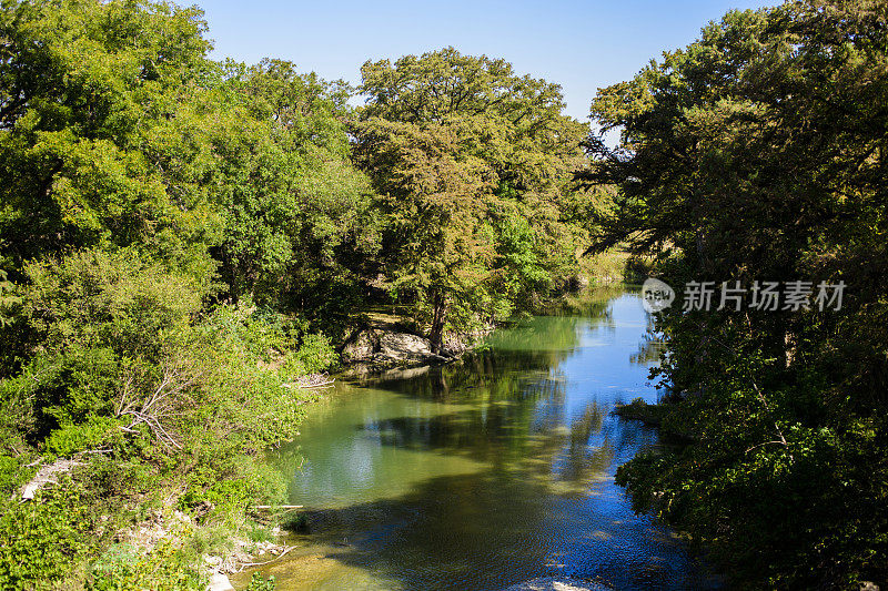 美国德克萨斯州瓜达卢佩河。春、夏季节。