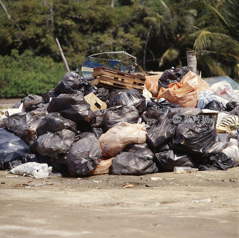 热带加勒比海滩上的垃圾