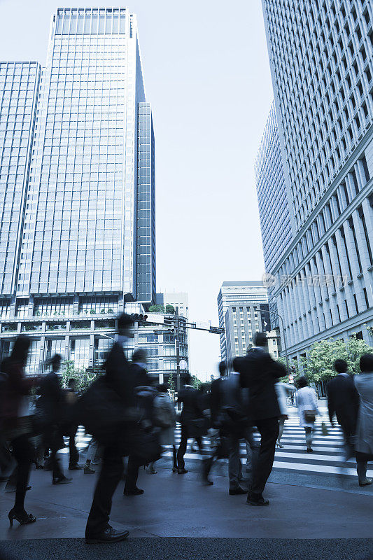 东京城市早晨的通勤者