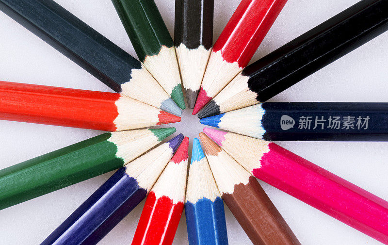 彩色铅笔排成一圈