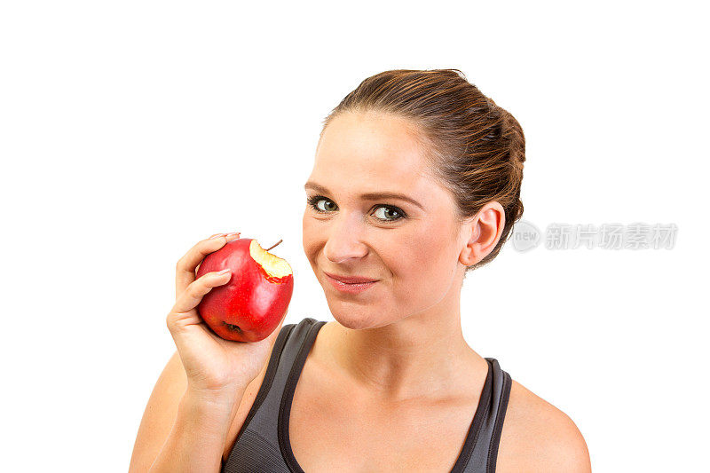 一名女子在锻炼后咬红苹果，被爆头