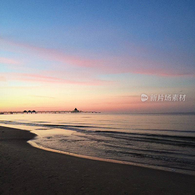 海滩的夜景，波罗的海，德国