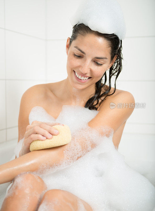 泡沫有趣，美丽的女人洗澡