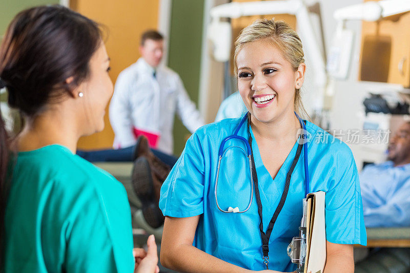 快乐的护士在医院值班时与同事交谈