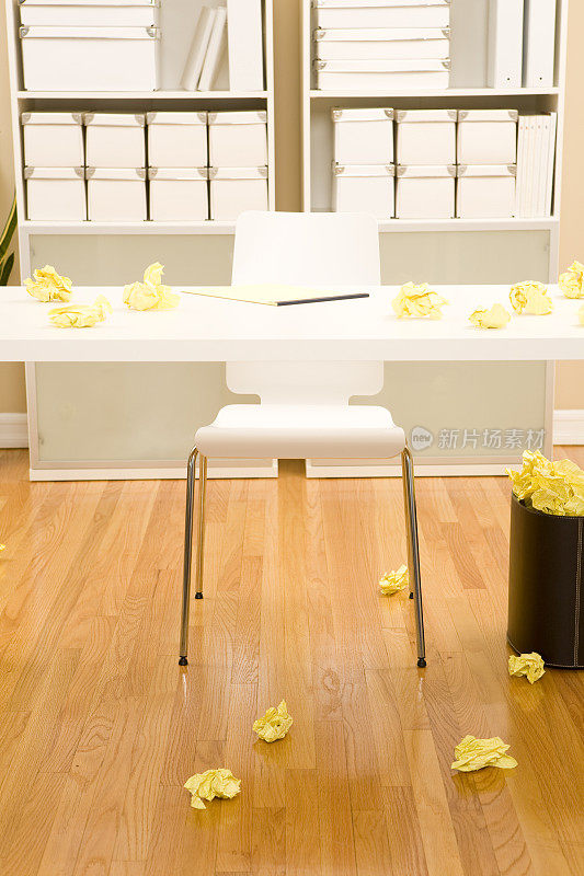 堆满黄色便条纸的办公室