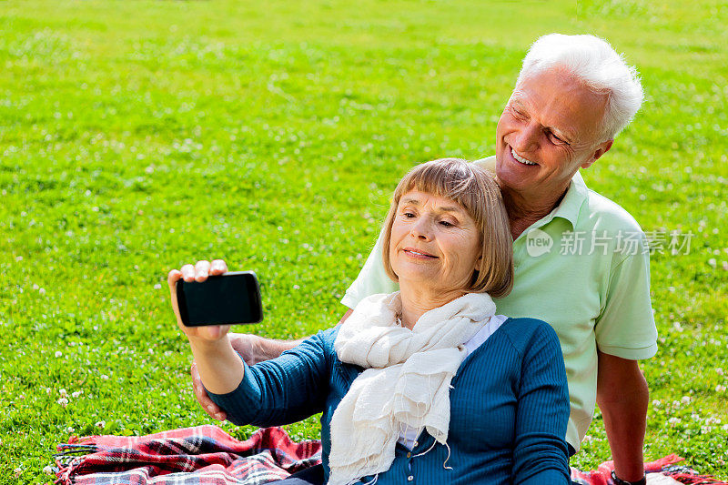 老夫妇用智能手机自拍