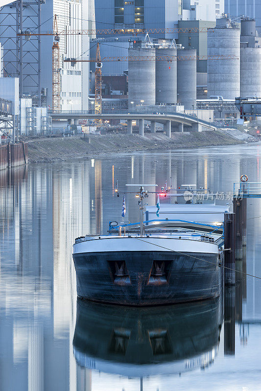黄昏时的煤驳船和发电厂，德国