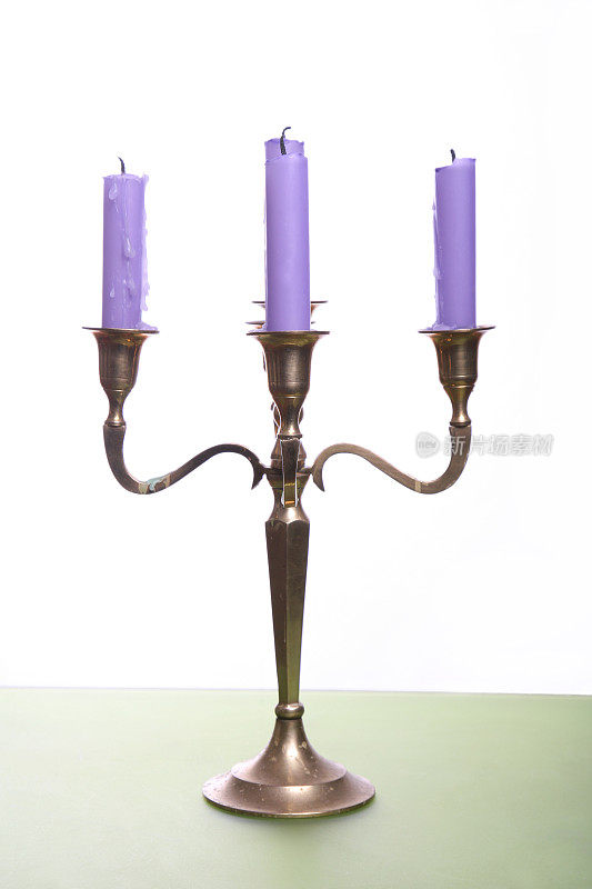 烛台烛台上有紫色的蜡烛
