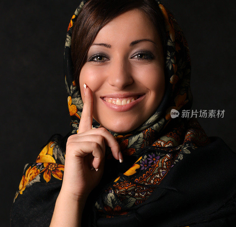 年轻美丽的女人戴着俄罗斯民族头巾