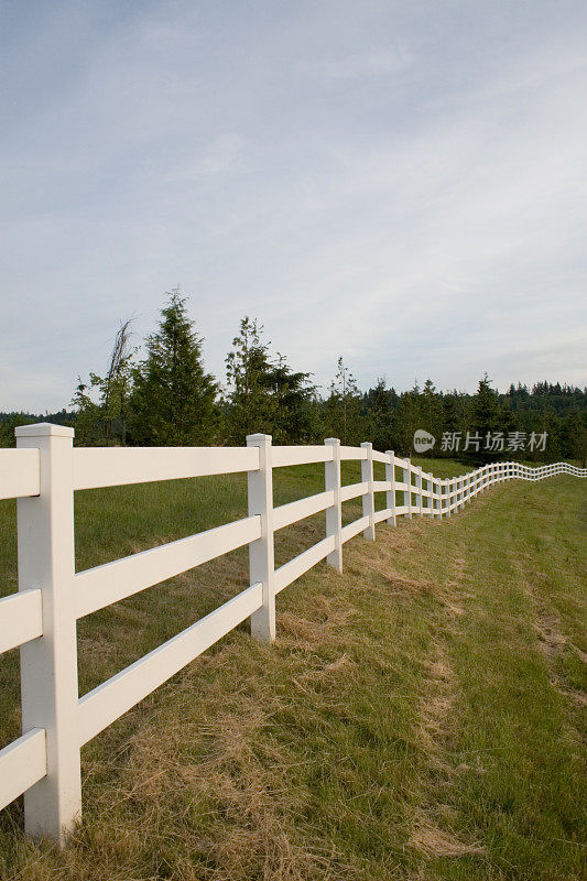 白色的乡村围栏