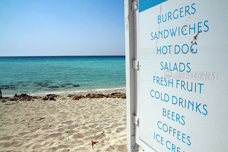 海滩上小吃店的招牌