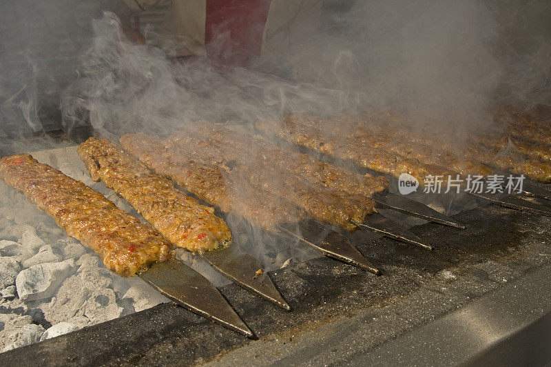 烧烤架上的肉特写镜头