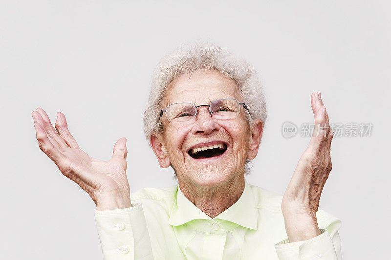 一位年长的妇女看起来非常幸福和满足