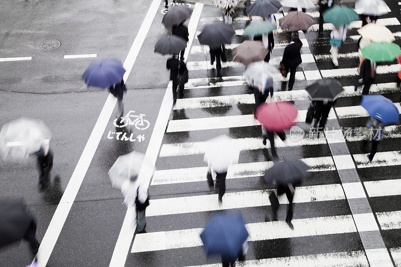 多雨的上班族