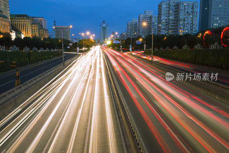 多车道高速公路夜间高峰时段的交通状况