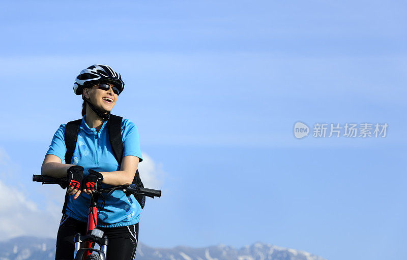 自行车女子微笑