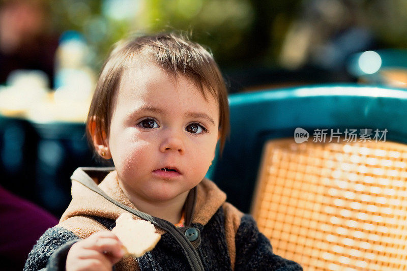 幼童吃饼干