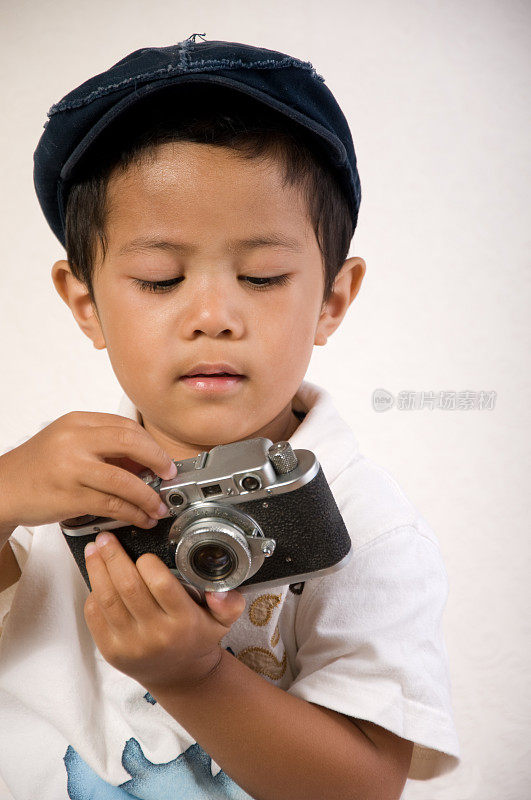 亚洲男孩与古董相机