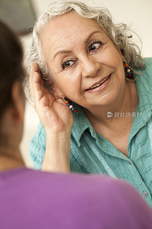 耳聋的老年妇女
